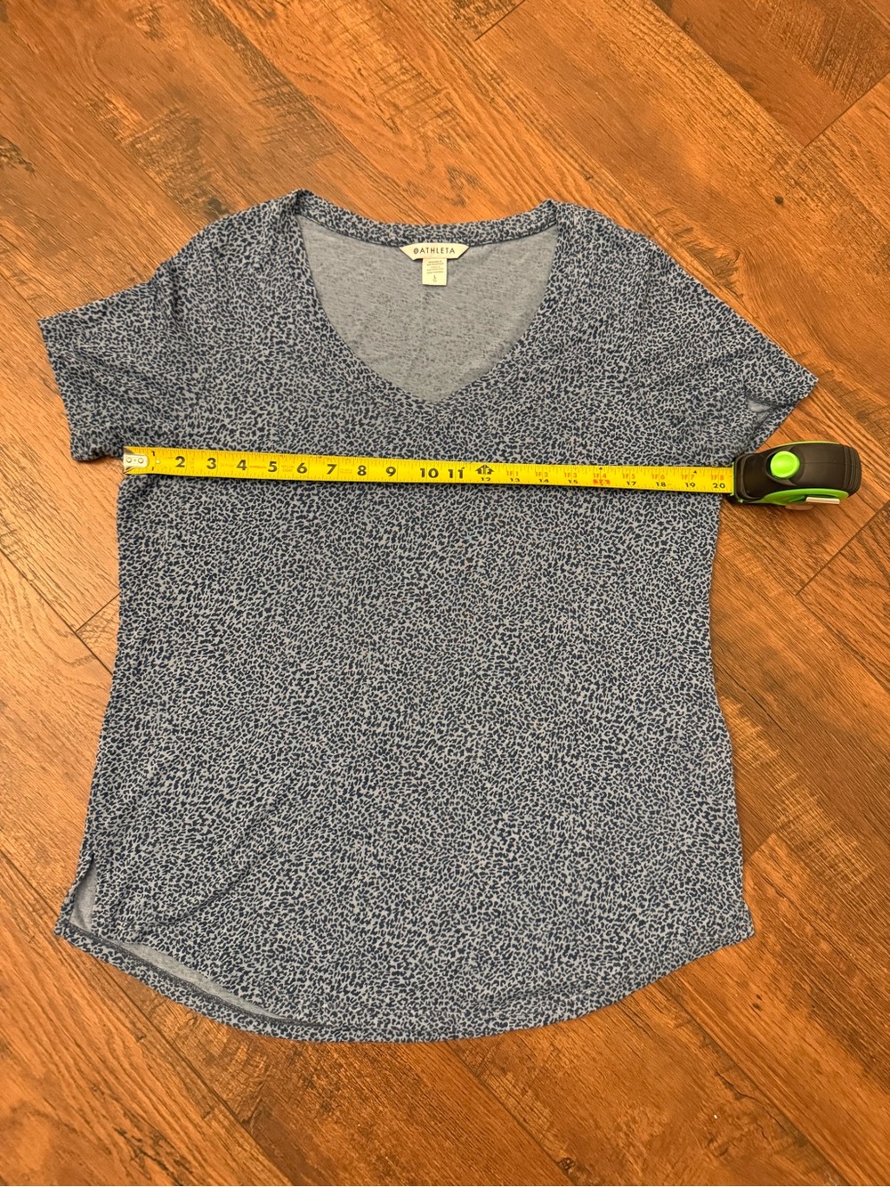 Athleta Blue Leopard Print Breezy Scoop V-Neck Short Sleeve Tee - Picture 4 of 6